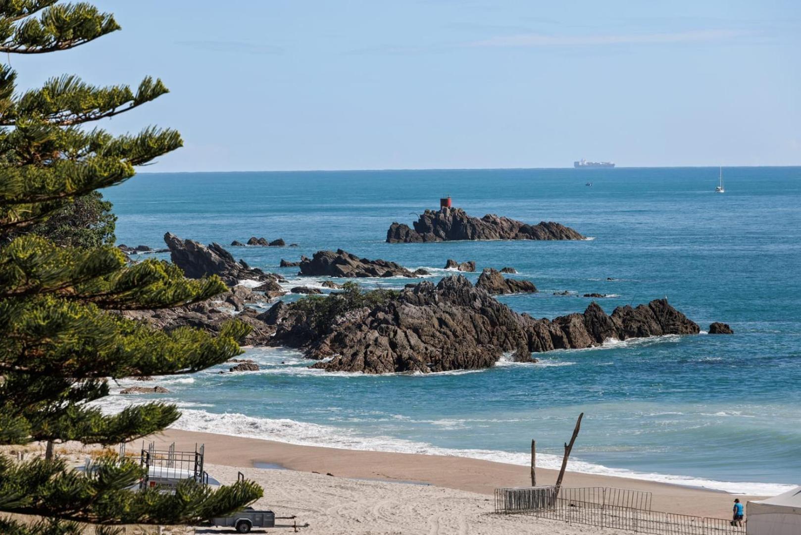 Oceanside Bliss - Absolute Beachfront - Uninterrupted Ocean Views With Pool Mount Maunganui Exterior photo